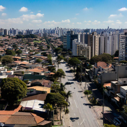 Caçamba estacionária em rua residencial na Zona Norte de São Paulo